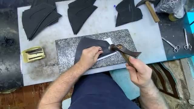 Cortando cuero — Marroquinería